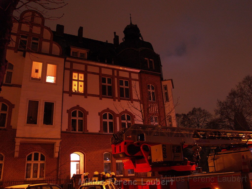 Feuer 3 Dachstuhlbrand Koeln Muelheim Gluecksburgstr P254.JPG